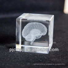 Modelo de cristal do cérebro do laser 3d como a lembrança ou os presentes